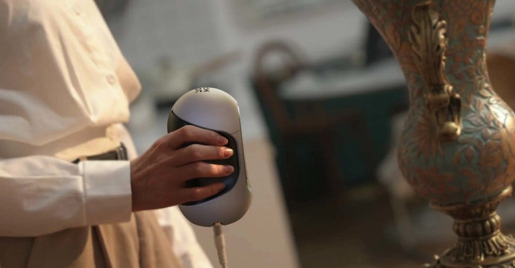 使用舒適 Mole 緊湊且符合人體工程學的設計使掃描變得毫不費力，無論是手持還是轉盤模式。其內部冷卻風扇運行安靜，但可顯著降低溫度，確保 Mole 可以長時間運行。