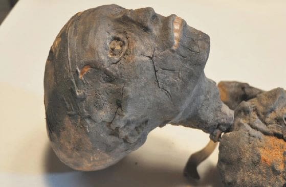 Gary Saab 为 3D 打印的King Tut复制品添加了细节和颜色